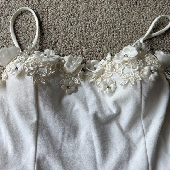 Kimcine White Hi/Lo Dress – Floral Neckline – Size M ✨ - Picture 2 of 11